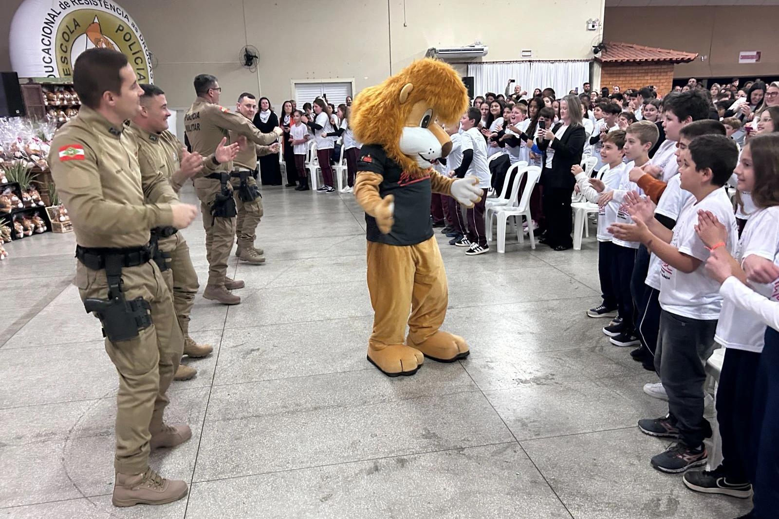 Urussanga realiza a formatura de 250 crianças pelo Proerd
