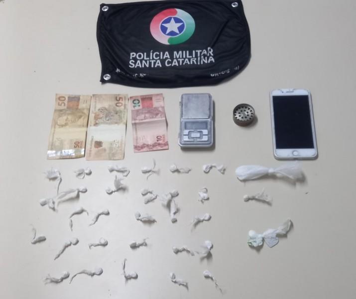 Após denúncia de tráfico de drogas em bar, jovem é preso ao ser abordado com cocaína em Criciúma