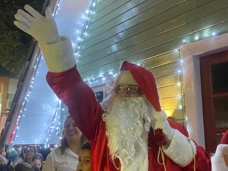 Içara celebra início do Natal Encantado com a chegada do Papai Noel