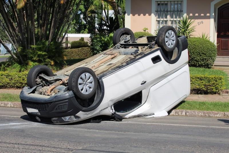 Carro capota após colidir com veículo em cruzamento 