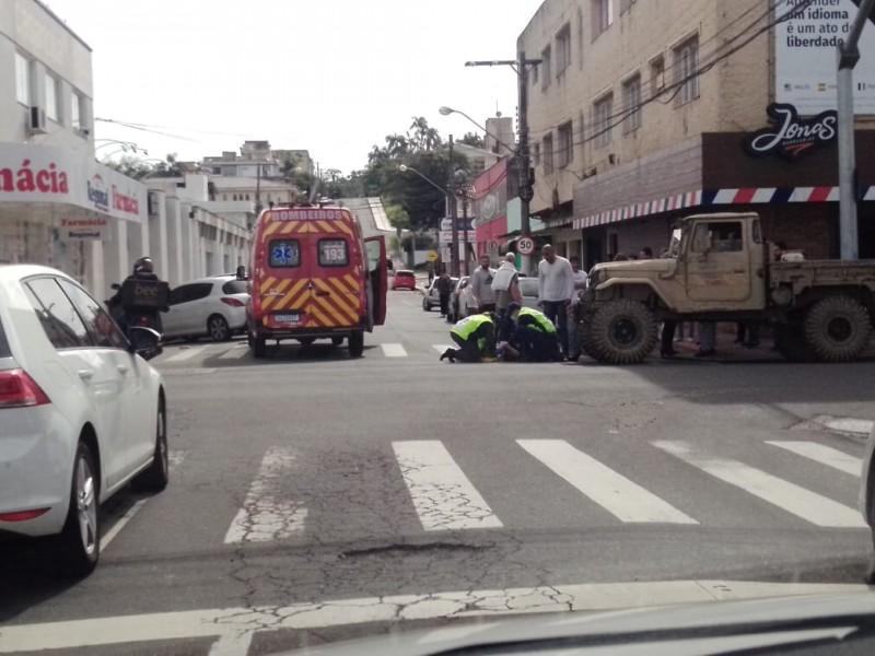 Idosa é atropelada na faixa de pedestres e motorista foge no Centro de Criciúma