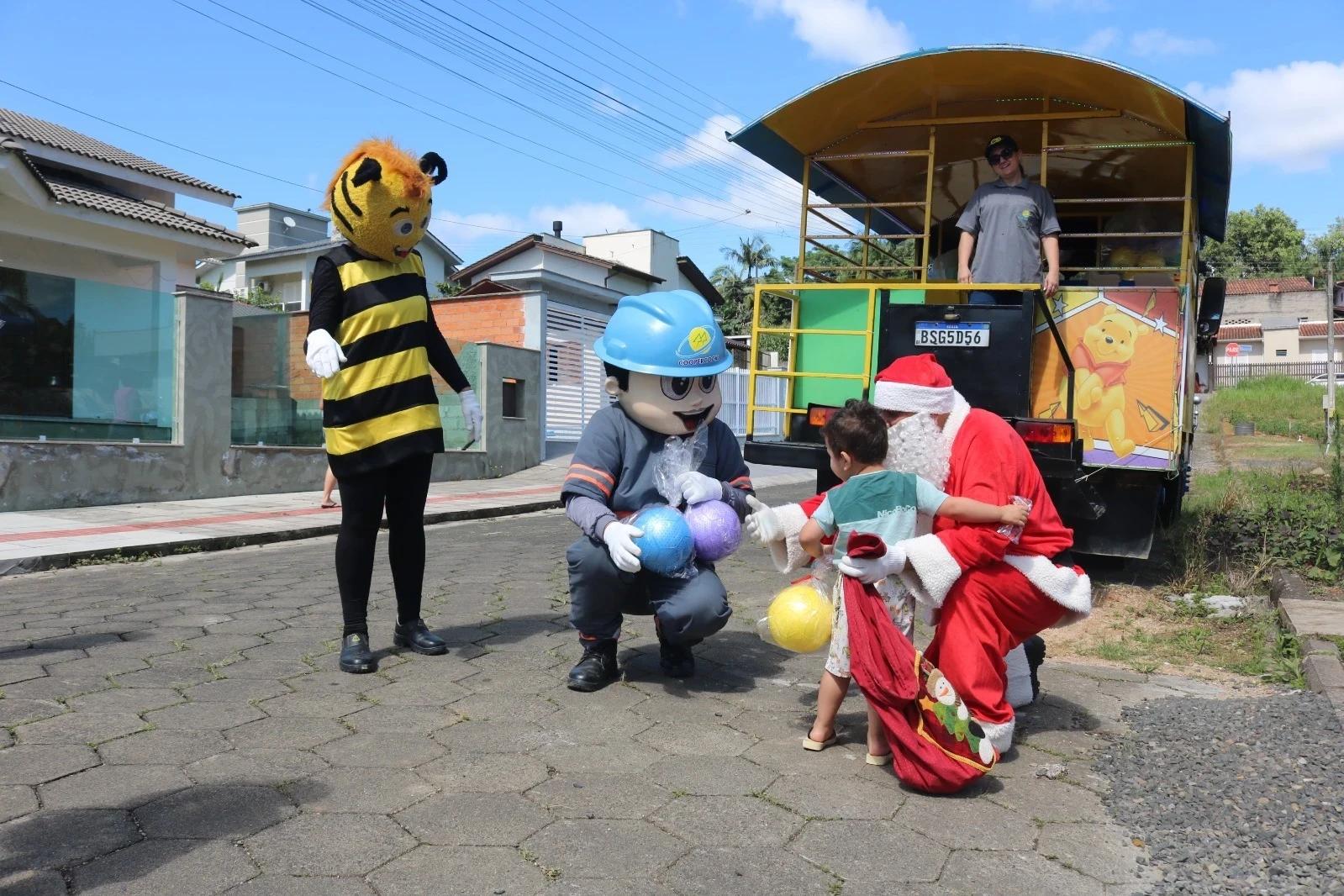 Coopercocal celebra o Natal com alegria, trenzinho nas comunidades e prêmios aos associados