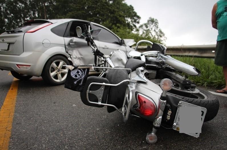 Colisão deixa motociclista de São Paulo ferido na SC-390