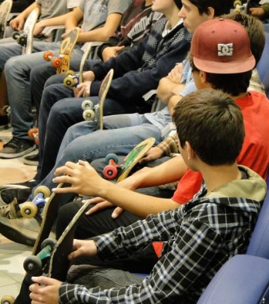 Skatistas de Araranguá participam de sessão da Câmara de Vereadores