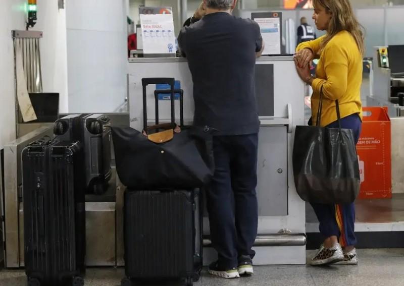 Aposentados poderão comprar passagem aérea por até R$ 200 cada trecho