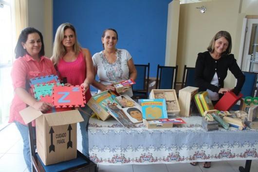 Secretaria de Educação entrega kits de materiais educativos escolas de Araranguá