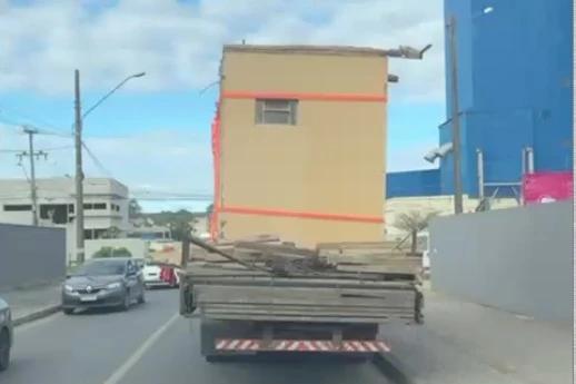 Criciúma: motorista é flagrado transportando banheiro em caminhão