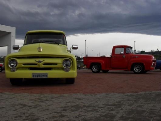 Reunião de Carros Antigos acontece no Parque da Nações, em Criciúma   