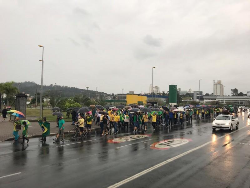 Mesmo com chuva, movimento Vem Pra Rua realiza ato em Criciúma 