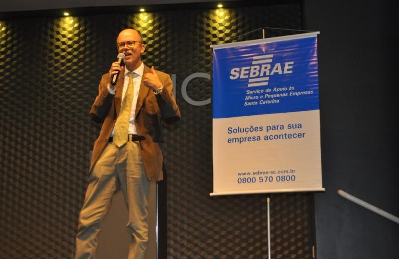 Ex-ministro do Turismo apresenta dados e projeta cenário econômico