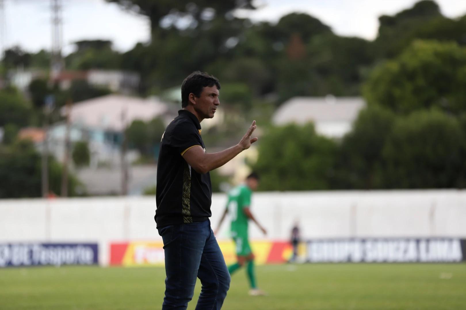 Zé Ricardo critica o gramado e valoriza ponto conquistado diante da Chape