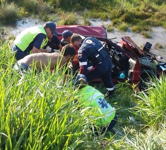 Saída de pista com capotamento deixa passageiro ferido na BR-101