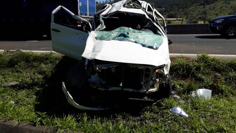 Motorista perde controle do veículo e capota na BR-101