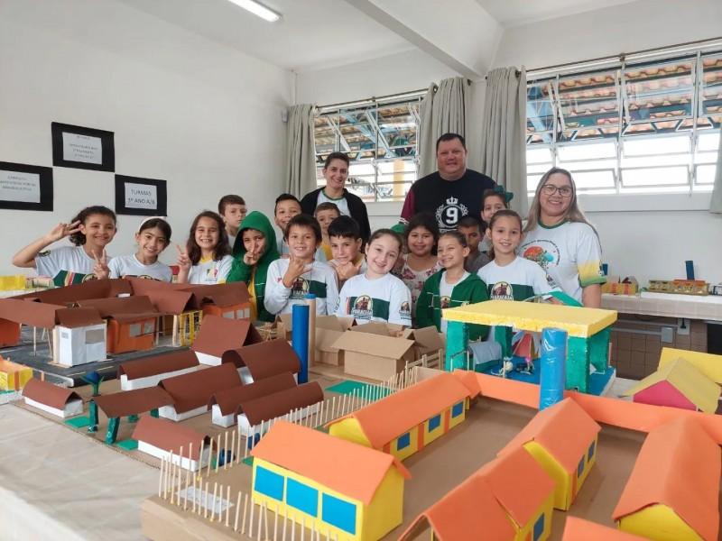 Alunos de Maracajá recriam a própria escola em maquetes