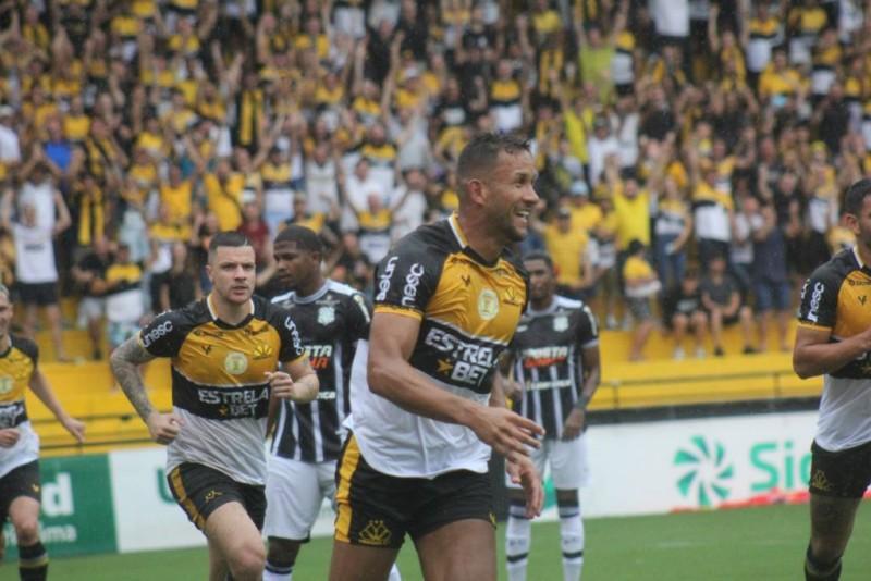 Na tela com Mastella: mais uma grande atuação do Tigre