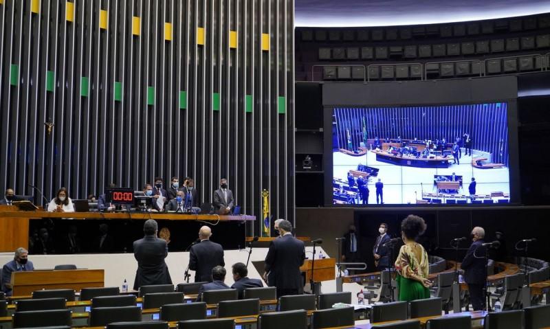 Câmara aprova admissibilidade da PEC que recria auxílio emergencial 