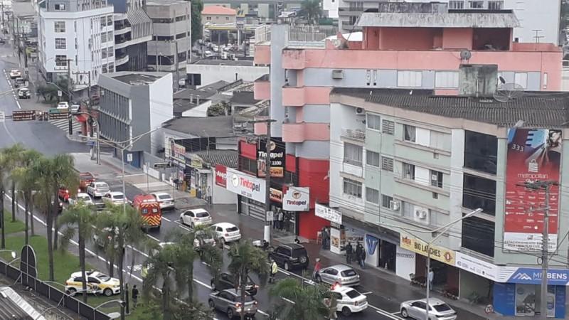 Atropelamento deixa mulher ferida na avenida Centenário