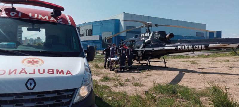 Idoso cai de telhado, sofre traumatismo craniano e é socorrido pelo Serviço Aeromédico 