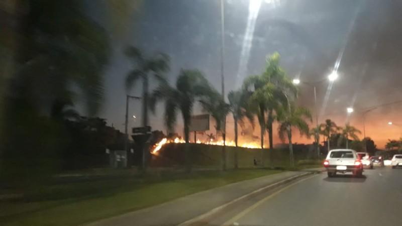 Bombeiros combatem incêndio em terreno baldio em Criciúma