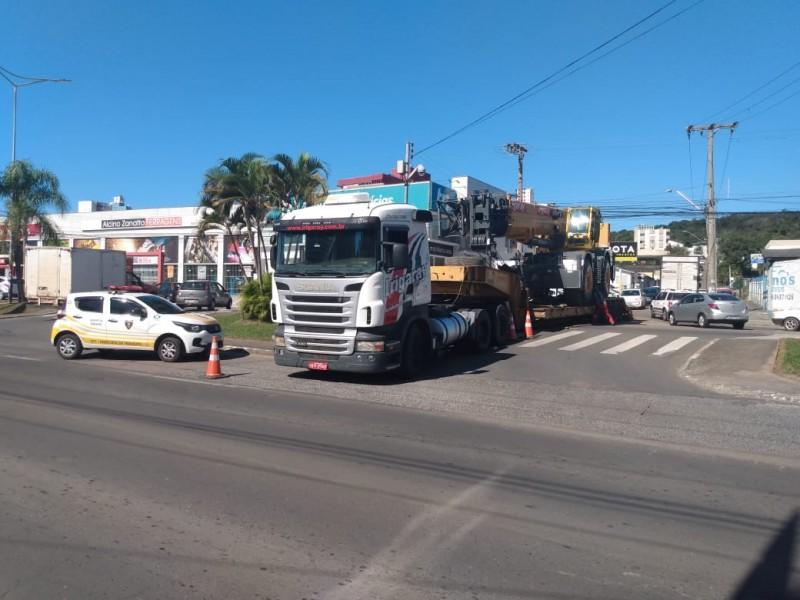 Caminhão tem pane mecânica e fecha trânsito parcialmente na avenida Centenário