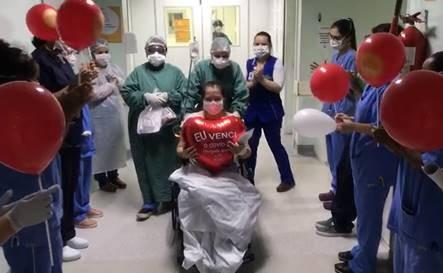 Após 16 dias na UTI, paciente com Covid-19 recebe alta no HNSC