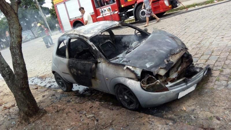 Veículo fica destruído em incêndio