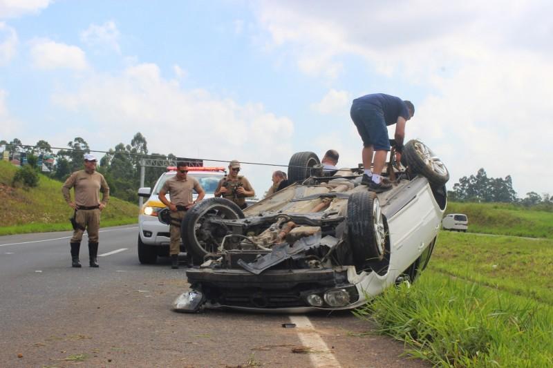 Motorista perde controle direção, atravessa canteiro central e capota veículo na Via Rápida