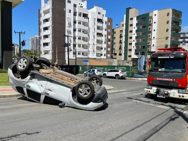 Colisão seguida de capotamento deixa uma pessoa ferida na área central de Criciúma