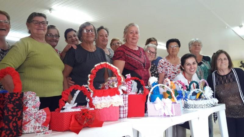 Grupo de Idosos da Vila Macarini confecciona cestas para crianças da APAE de Criciúma
