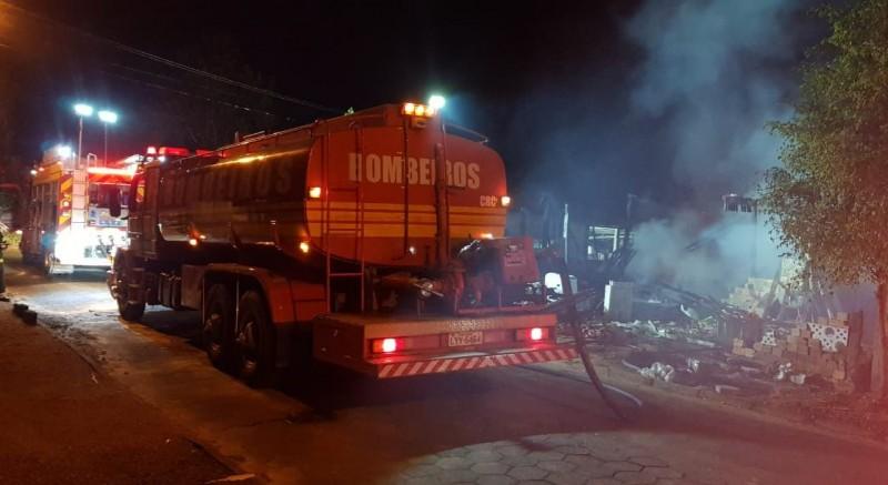 Incêndio em residência de madeira mobiliza bombeiros em Cocal do Sul 