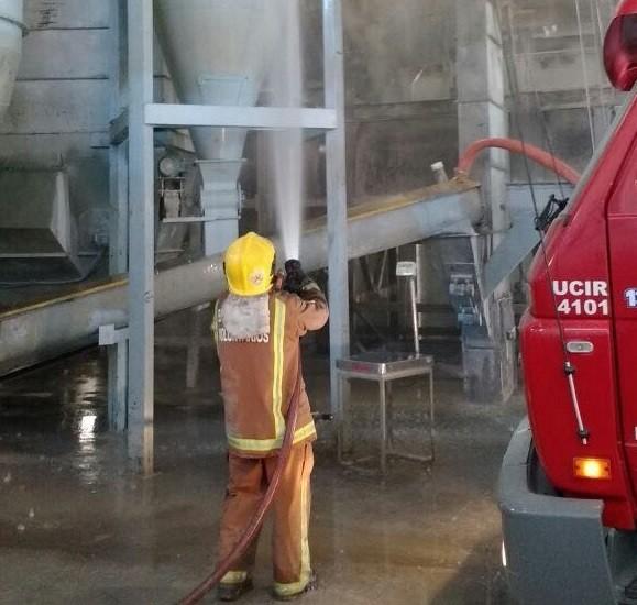Bombeiros combatem incêndio em forno de empresa