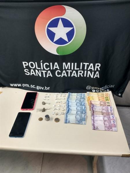 Dois jovens são presos e adolescente é apreendido por tráfico de drogas em Criciúma