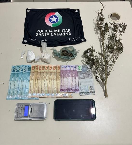 PM apreende porções de maconha, cocaína e dinheiro com adolescente no bairro Vila Rica
