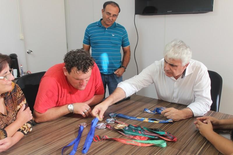 Rincão recebe medalha de atleta paralímpico