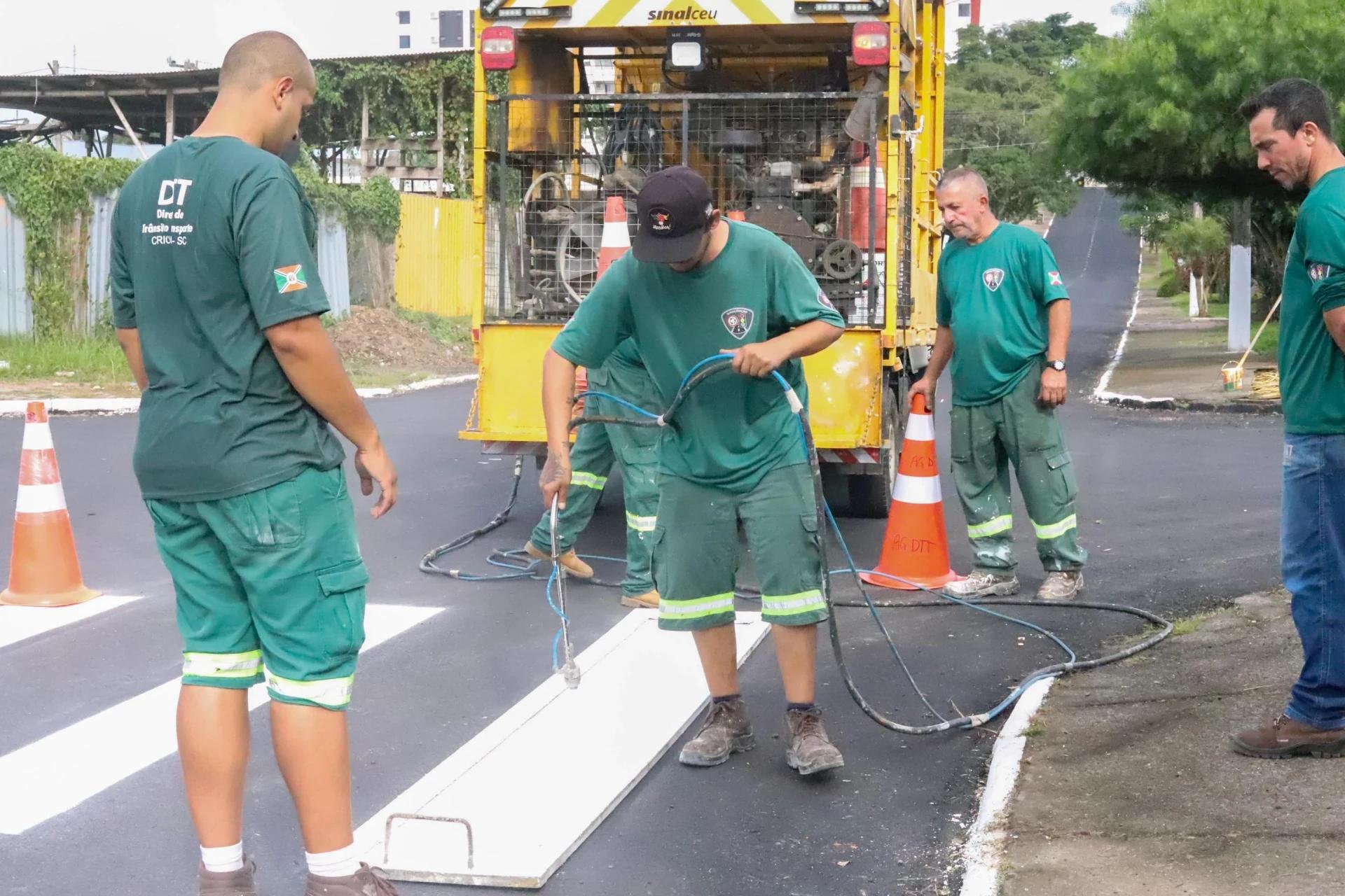 Trabalho que guia a cidade: a importância da equipe de sinalização viária em Criciúma