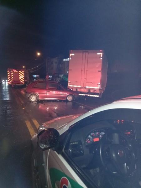 Colisão entre carro e caminhão é registrada na SC-370 em Gravatal 