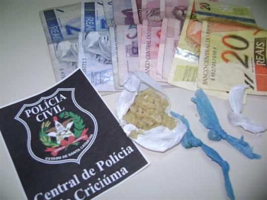 Crack encontrado escondido em tomada de casa de traficante