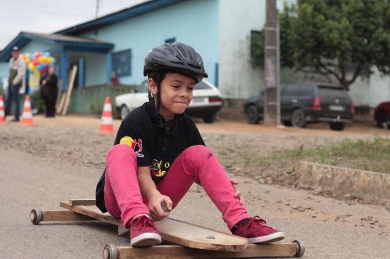 Crianças participam de projeto que lembra brincadeiras antigas