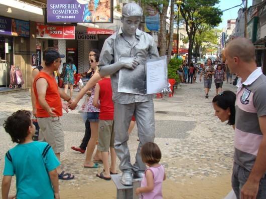 Ele não é Papai Noel, mas atrai diversos olhares nesta época
