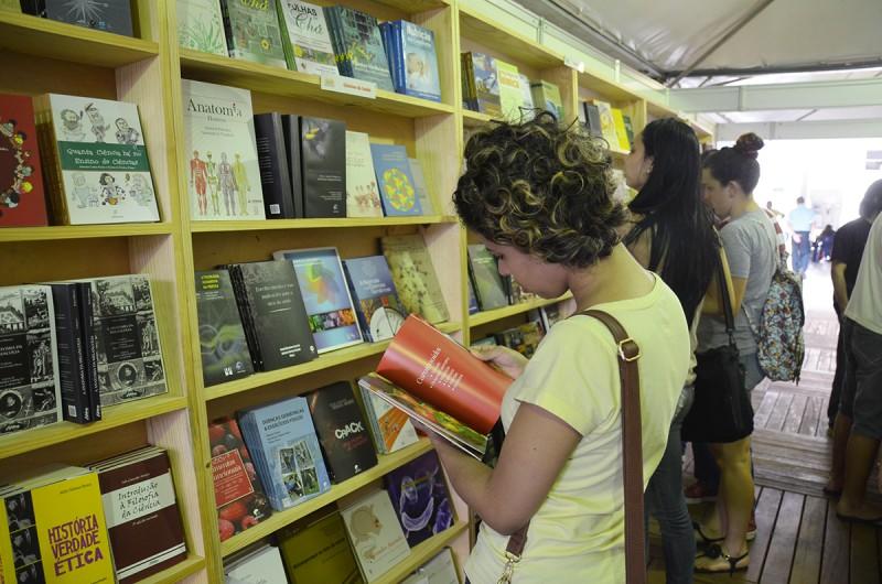 Feira do Livro evidencia pesquisas acadêmicas