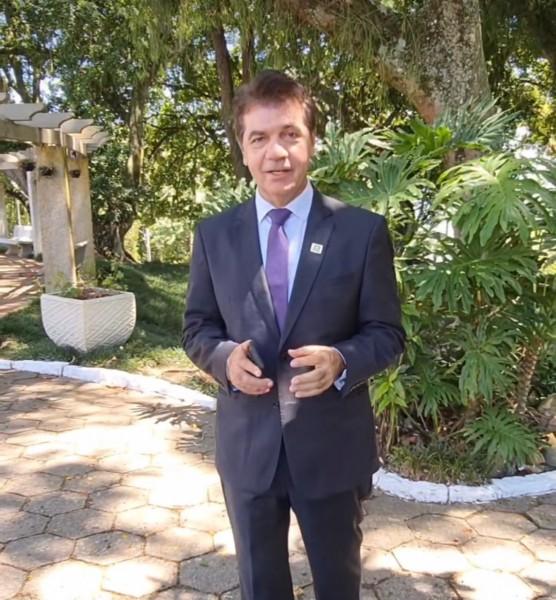 "Linguagem neutra, em Criciúma não", afirma prefeito Clésio Salvaro