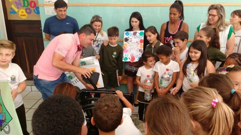 Escola recebe cadeira de rodas conseguida com lacres de latas