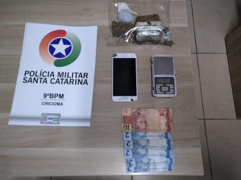 Cão farejador encontra droga nos fundos de residência e polícia prende proprietário por tráfico