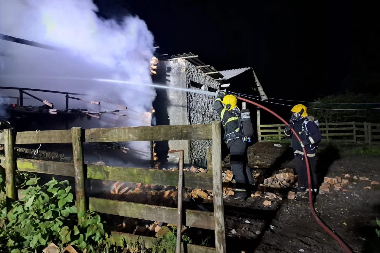 Estufa de fumo é atingida por incêndio em Maracajá