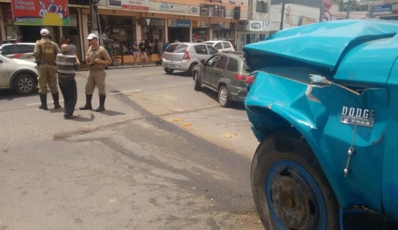 VÍDEO: Caminhão fica sem freio e atinge três veículos