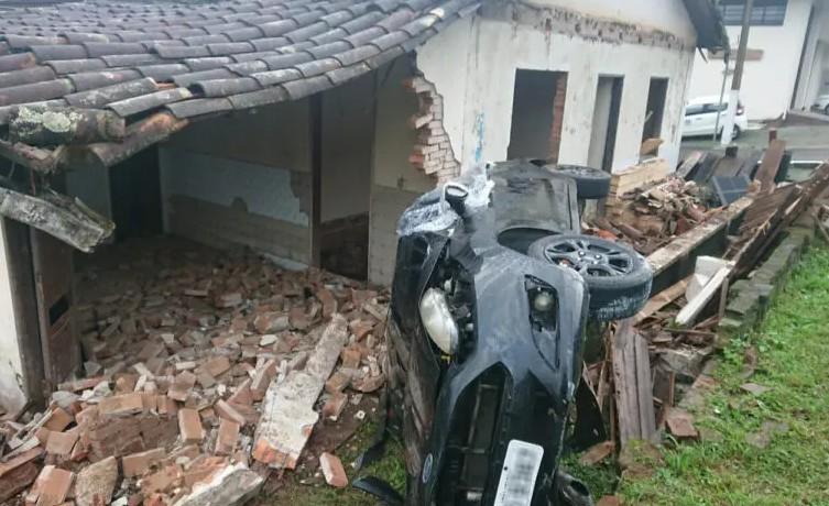 Motorista perde o controle da direção e colide veículo contra casa em Nova Veneza