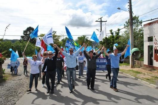 Marcos e Ademir fazem caminhada na Vila São Jorge