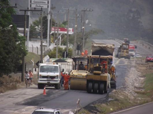 Atenção em via lateral da BR-101, em Tubarão