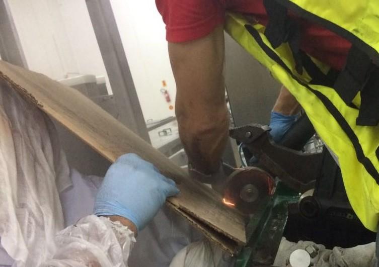 Trabalhador tem braço preso em máquina e sofre fraturas