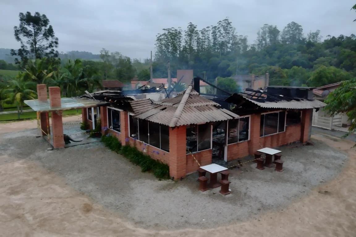 Estabelecimento é destruído por incêndio em Orleans; 8º BBM divulga nota sobre ligações ao 193